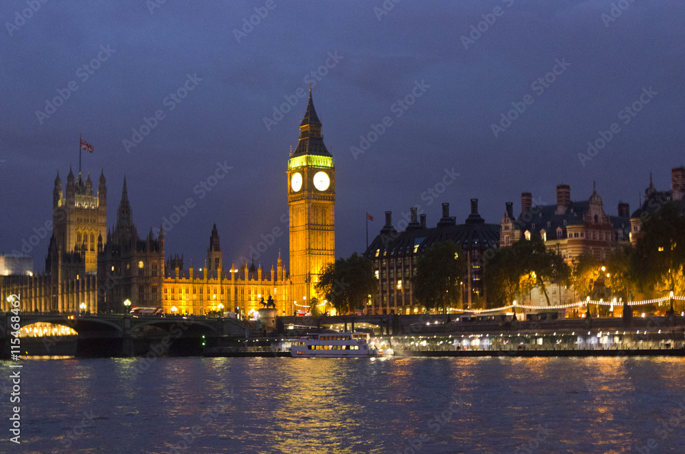 Fototapeta premium LONDON, UNITED KINGDOM - SEPTEMBER 11 2015: London By night. View of the Big Ben from the Thames river