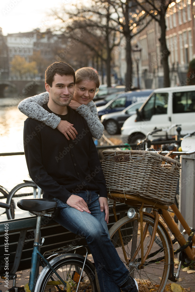 Fototapeta premium lovers in Amsterdam at sunset