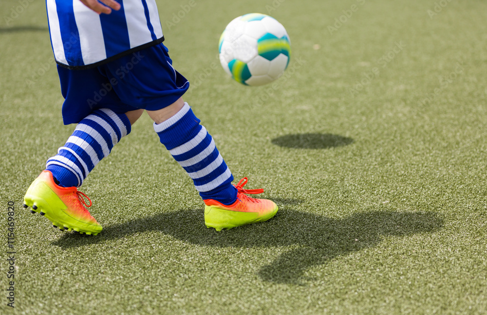 kleiner Fußballer mit Ringelstutzen – Stock-Foto | Adobe Stock