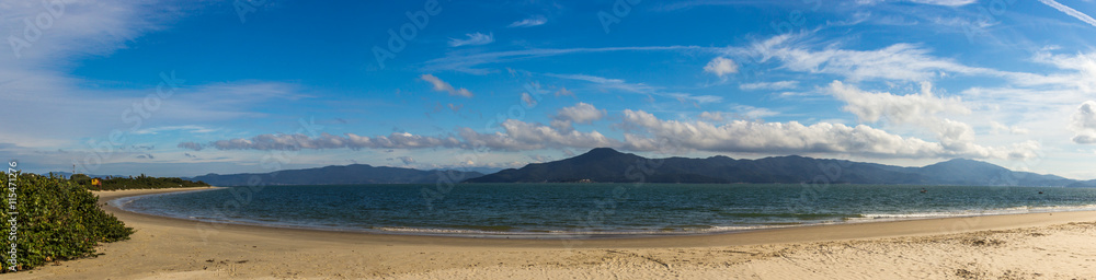 Praia e céu azul com nuvens. Praia e céu azul com nuvens.