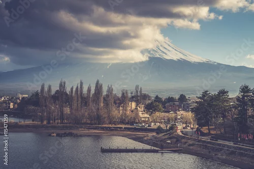 Obraz widok z jeziora na wysoką górę Fuji w Japonii