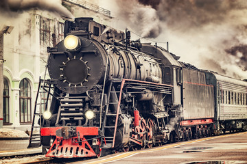 Fotobehang Trein Retro stoomtrein vertrekt vanaf station  © serjiob74