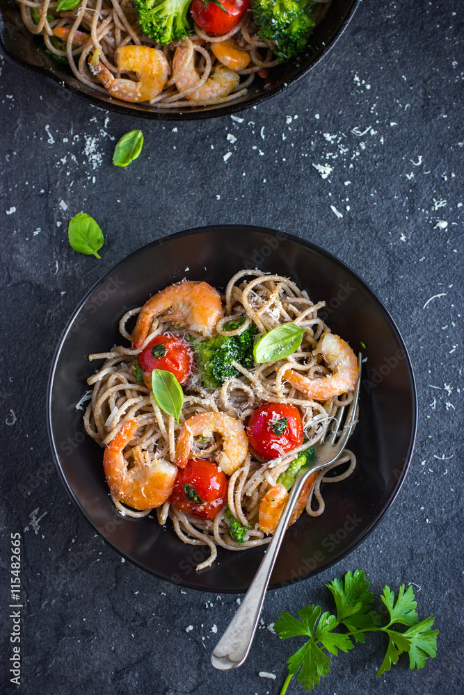 whole grain spaghetti pasta with shrimps and broccoli whole grain spaghetti pasta with shrimps and broccoli