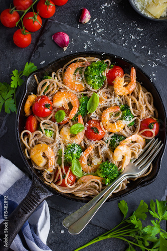 whole grain spaghetti pasta with shrimps and broccoli