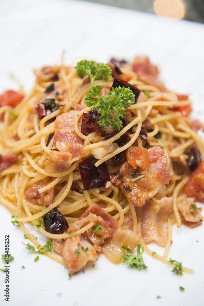 Spaghetti with dried chili and bacon Spaghetti with dried chili and bacon