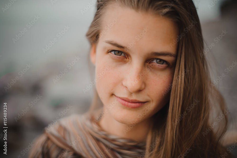 Naklejka premium Outdoors portrait of beautiful young girl.