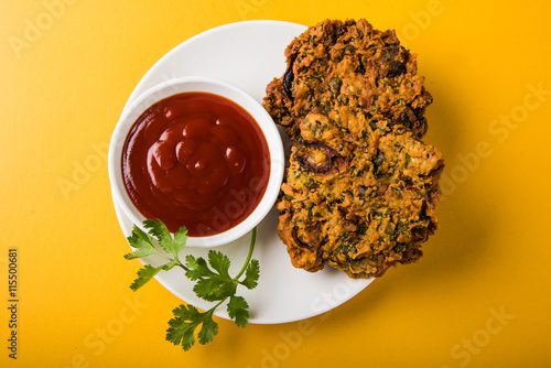 mixed dal vada, mixed daal vada, mixed dal pakode, deep fried, tastes good with pudina chutney and with tea photo