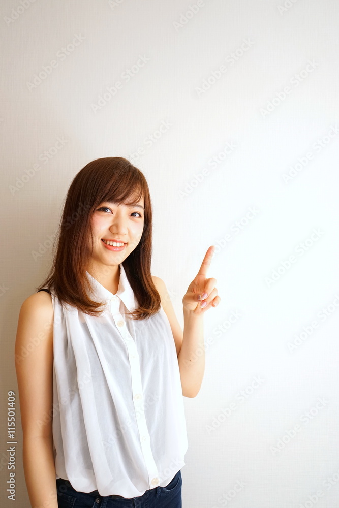 笑顔で指をさす若い女性 日本人 ポイント 指差し 女子 アピール セールスポイント 笑顔で指をさす若い女性 日本人 ポイント 指差し 女子 アピール セールスポイント