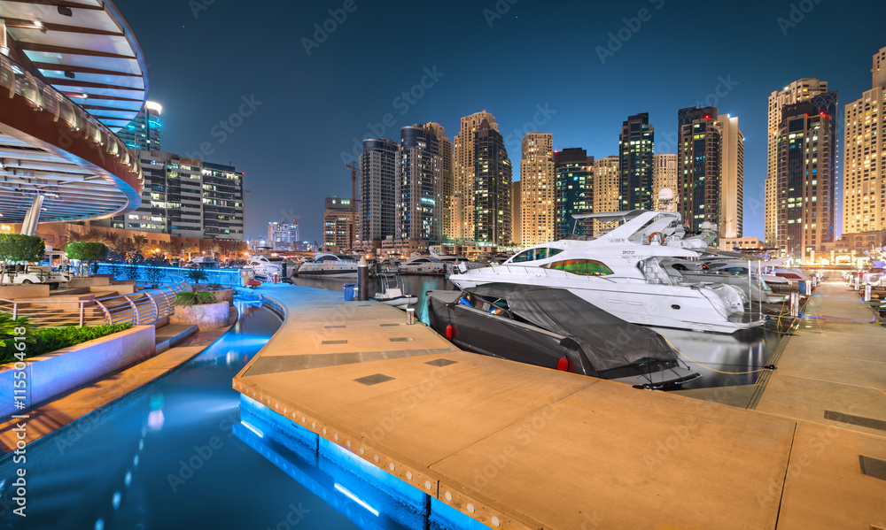 Naklejka premium Dubai Marina Spacer w magiczną błękitną noc