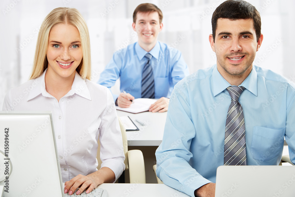 Obraz premium Business partners working at modern office