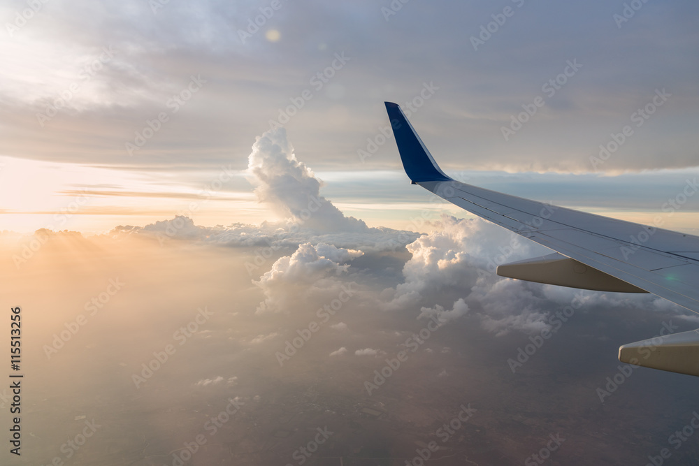 Obraz premium Wing aircraft at cloud sunset