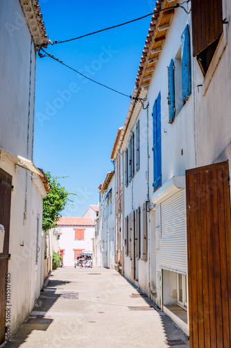 Schilderij op canvas Dans les rue des Saintes-Maries-de-la-Mer