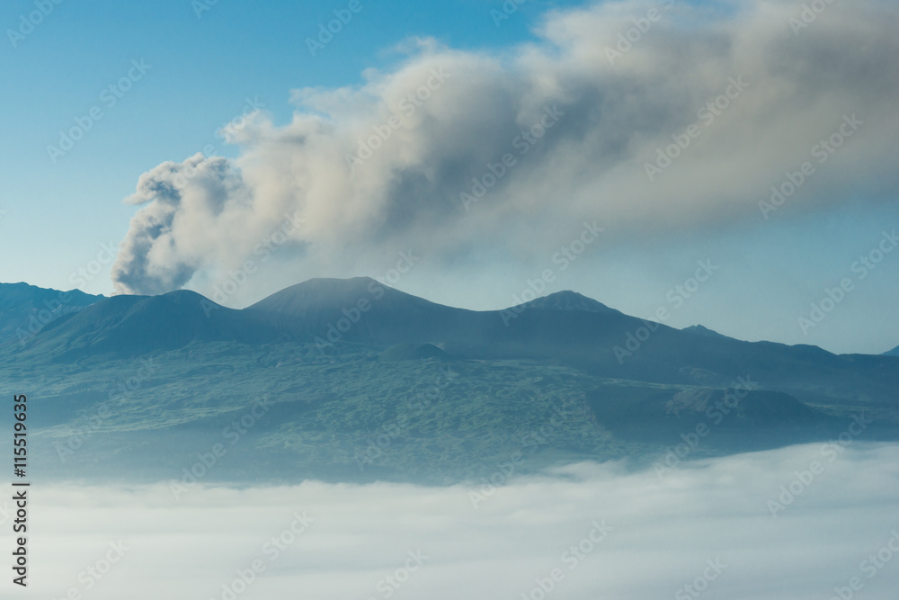 阿蘇雲海と噴煙