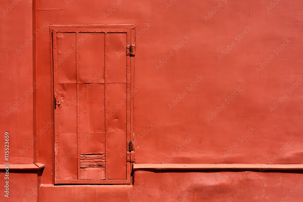 Obraz premium Red metal door on the painted wall