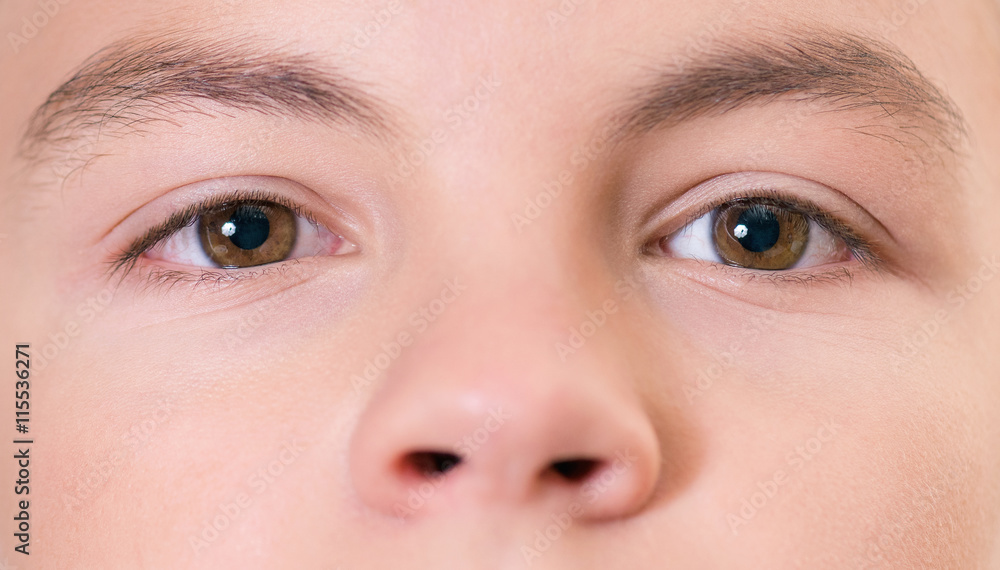 Fototapeta premium Chłopiec z brązowymi oczami