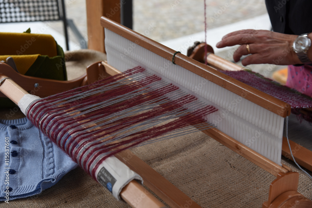 Foto Stock tessere la lana telaio lana maglioni sciarpe tappeto telaio  sarta | Adobe Stock