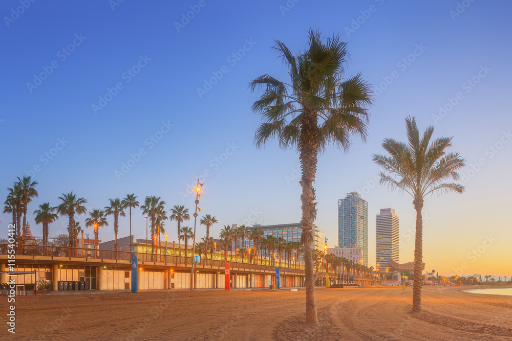 Obraz premium Barceloneta Beach in Barcelona at sunrise