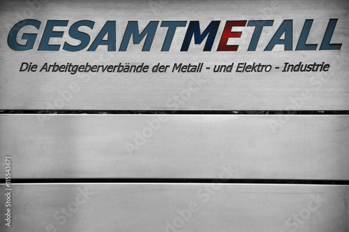 Schild Arbeitgeberverbände Metall / Ein Metallschild der Arbeitgeberverbände für Metall und Elektroindustrie.