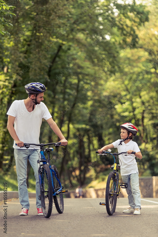 Obraz premium Dad and son cycling
