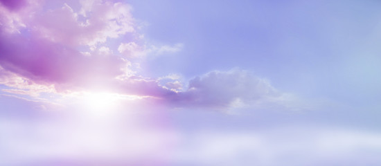 Keuken achterwand Romantische stijl Romantische lila wolkenlucht met zonnestralen  © Nikki Zalewski
