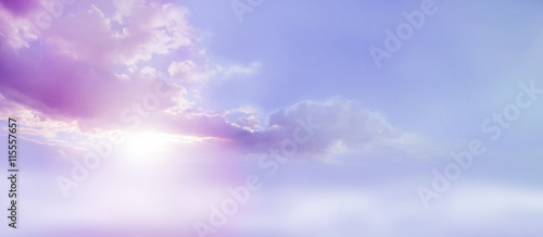 Obraz Romantyczny krajobraz liliowego nieba - piękne szerokie liliowe i różowe chmury lue niebo i chmura chmur z wybuchem światła słonecznego wychodzącego spod podstawy chmury z dużą ilością miejsca na kopię