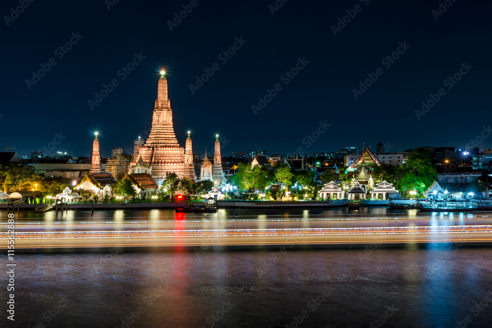 Naklejka premium Wat arun at night in Bangkok, Thailand. Famous place in Bangkok.