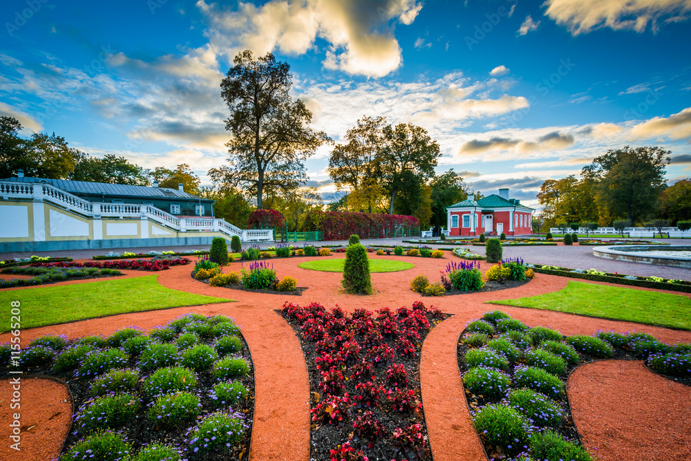 Obraz premium Gardens outside Kadriorg Palace at sunset, at Kadrioru Park, in