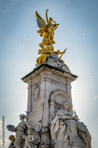 Fotografie, Obraz The Victoria Memorial is a monument to Queen Victoria, located at the end of The Mall in London right outside the gates of Buckingham Palace