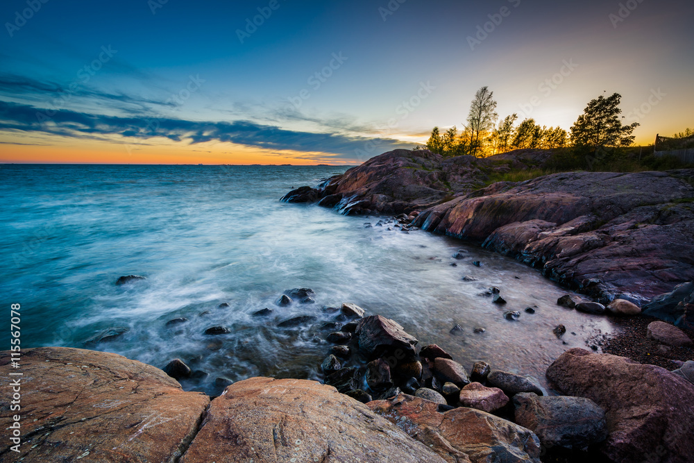 Obraz premium Sunset over rocky coast on Suomenlinna, in Helsinki, Finland.