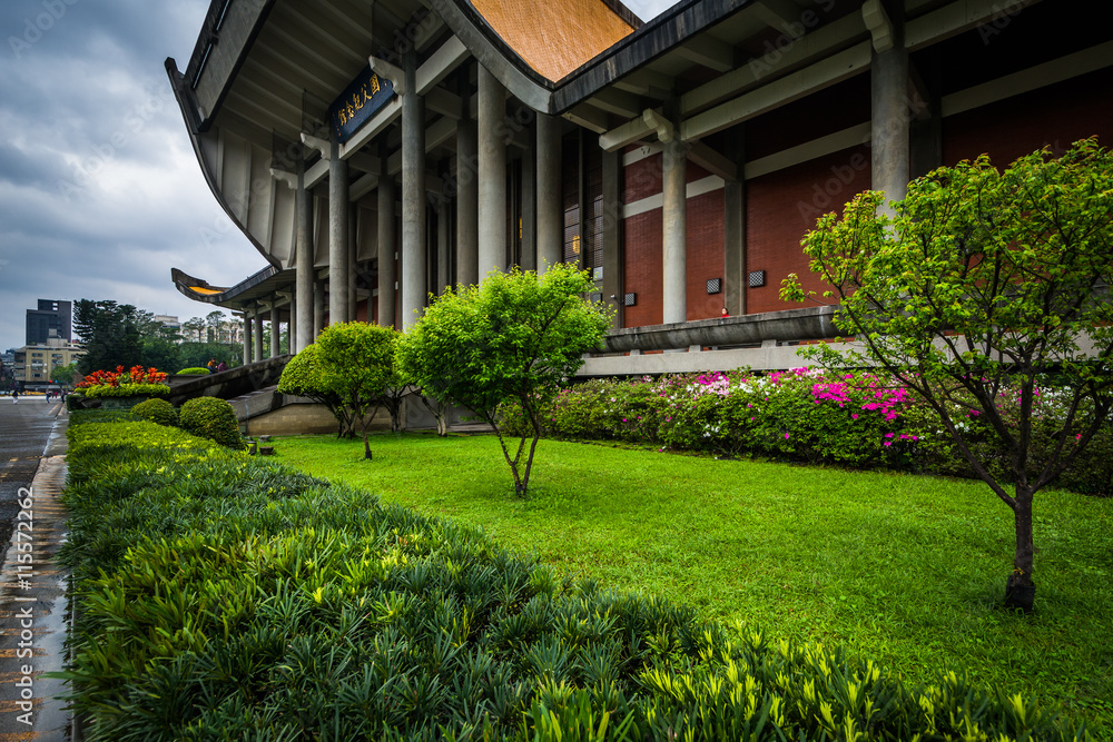 Fototapeta Gardens outside the National Sun Yat-sen Memorial Hall in the Xi