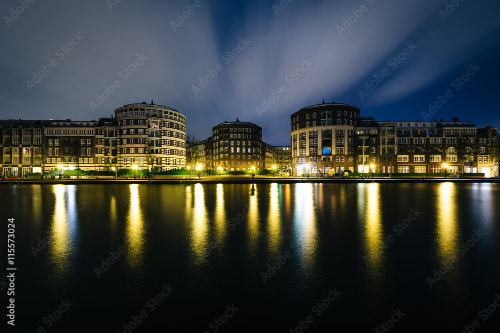 Naklejka premium Kattensloot at night, in Amsterdam, The Netherlands.
