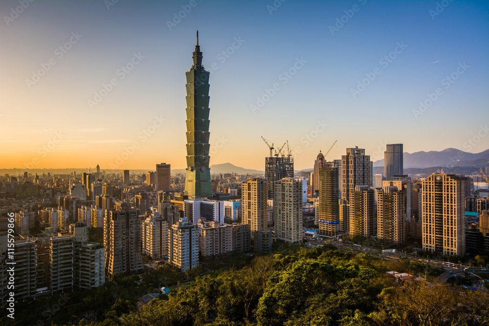 Fototapeta premium Widok na Taipei 101 i panoramę Tajpej o zachodzie słońca z Elephy