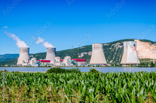 Centrale nucléaire dans la vallée du Rhône  photo