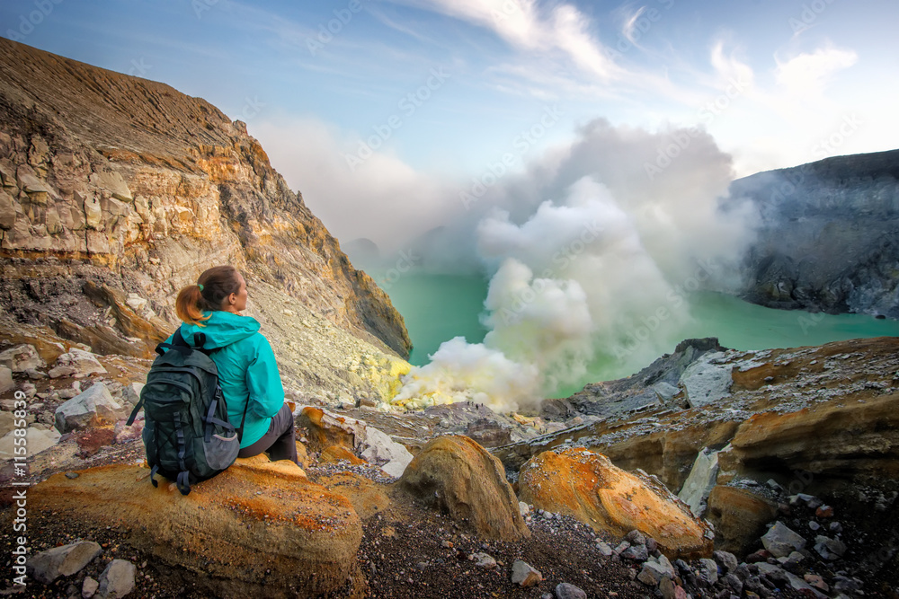 Ταπετσαρία Woman with backpacker enjoying view at top volcano Ijen.