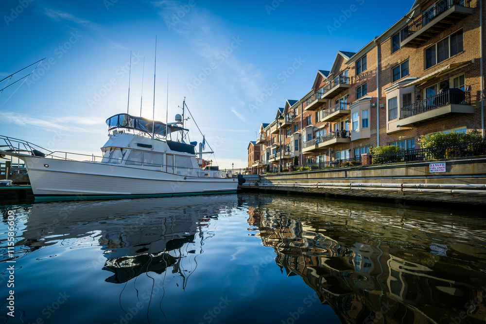 Boat and waterfront apartment building in Canton, Baltimore, Mar