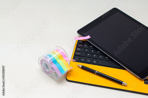 Wallpaper Mural タブレットとポストイットとペン Torontodigital.ca