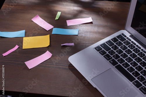 Wallpaper Mural 沢山の散らかったポストイットとノートパソコン Torontodigital.ca