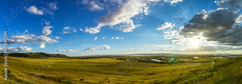 летняя панорама равнины с холмом и озерами на закате, республика Башкортостан, Россия © 7ynp100