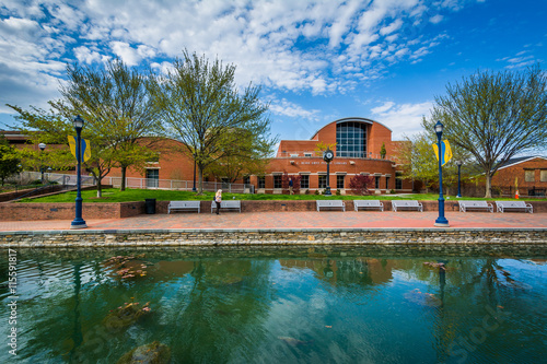 Φωτογραφία C. Burr Artz Public Library and Carroll Creek, in Frederick, Mar