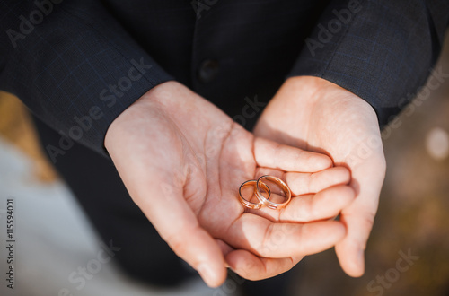 picture of man with wedding rings 