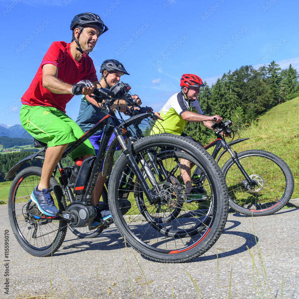 Obraz premium locker-leichte Radtour mit dem E-Bike