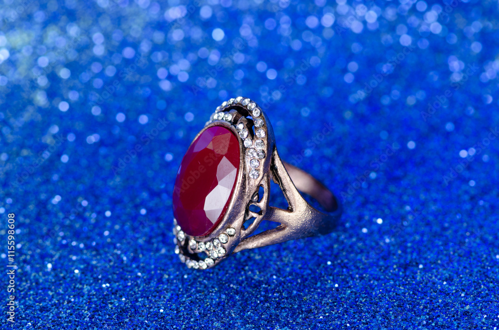 Naklejka premium Jewellery ring against blue background