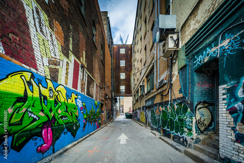 Carta da parati Graffiti in an alley in the Fashion District, of Toronto, Ontari
