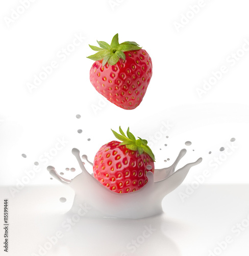 2 Erdbeeren mit Milchsplash