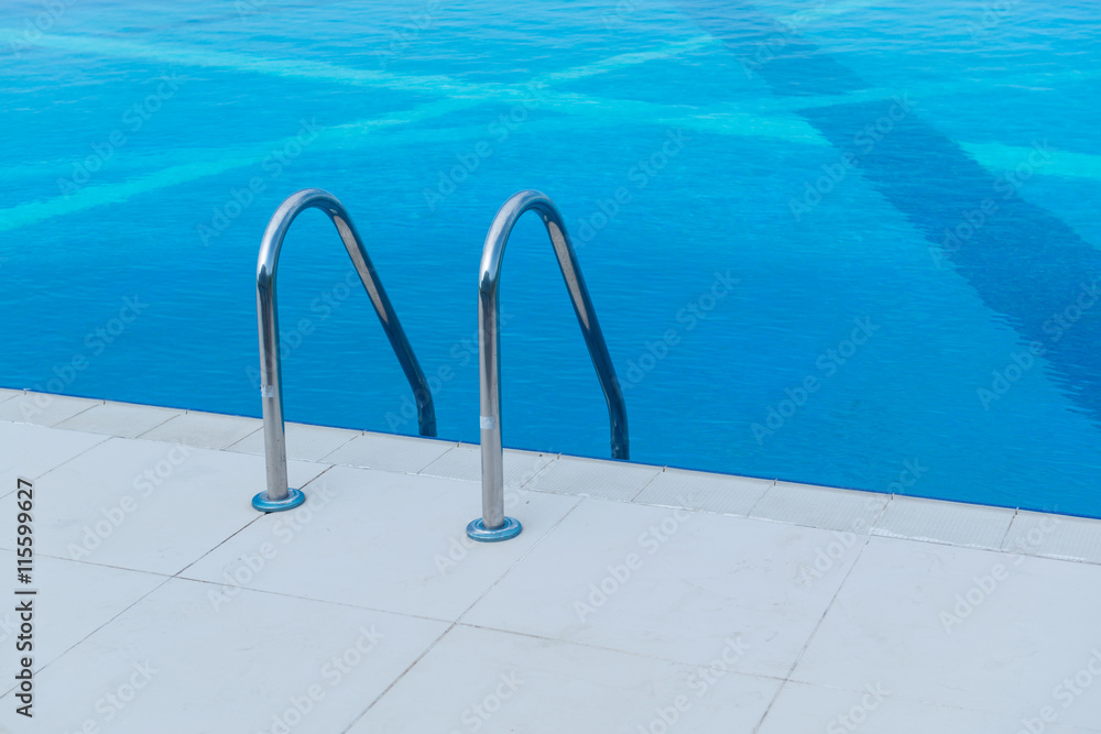 Obraz premium Infinity pool on the bright summer day