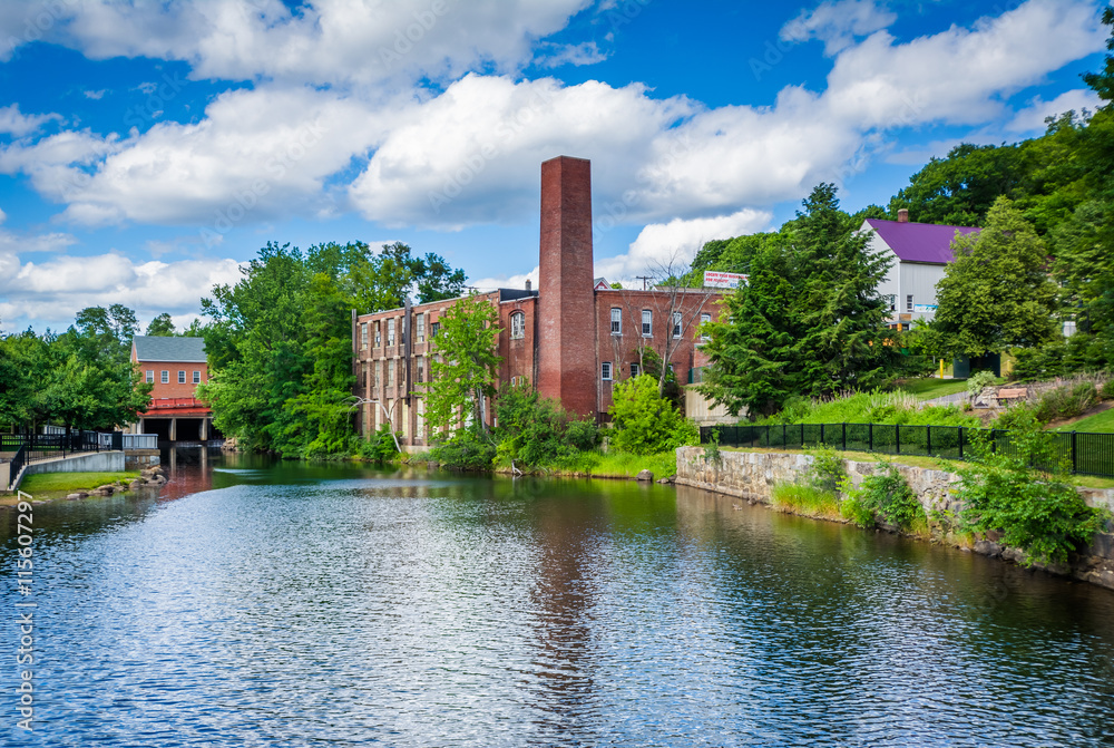 Obraz premium Old building along the Winnipesaukee River, in Laconia, New Hamp