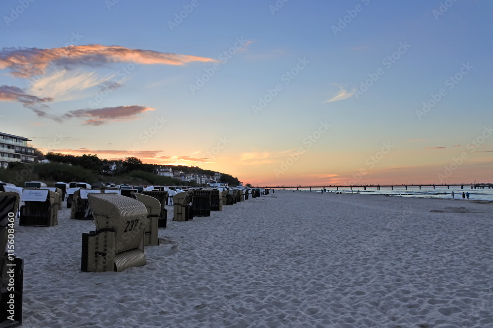 Insel Usedom Bansiner Strand, Strandkörbe blauer Himmel mit Wolken im Sonnenuntergang
