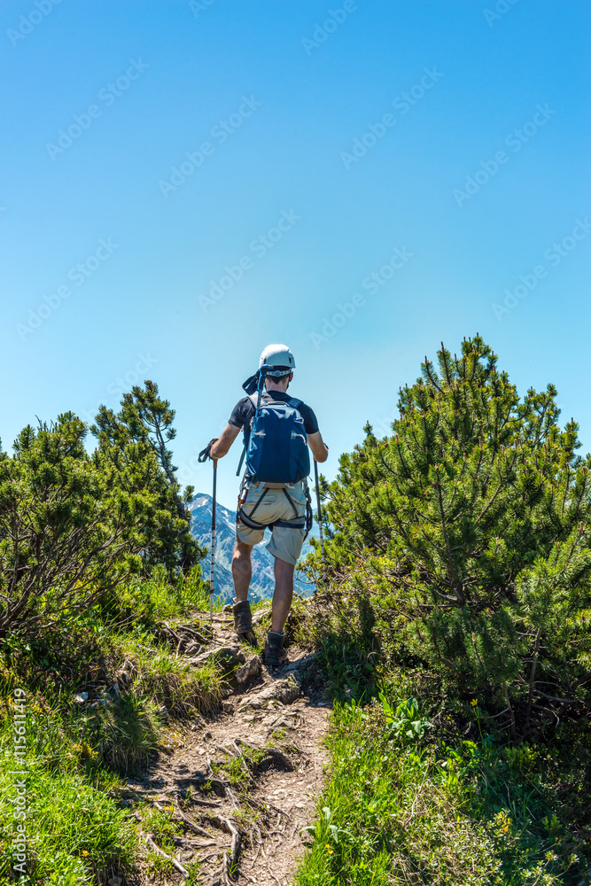 Obraz premium Rear view of female hiker
