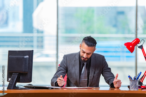 Valokuva Man businessman working at this desk