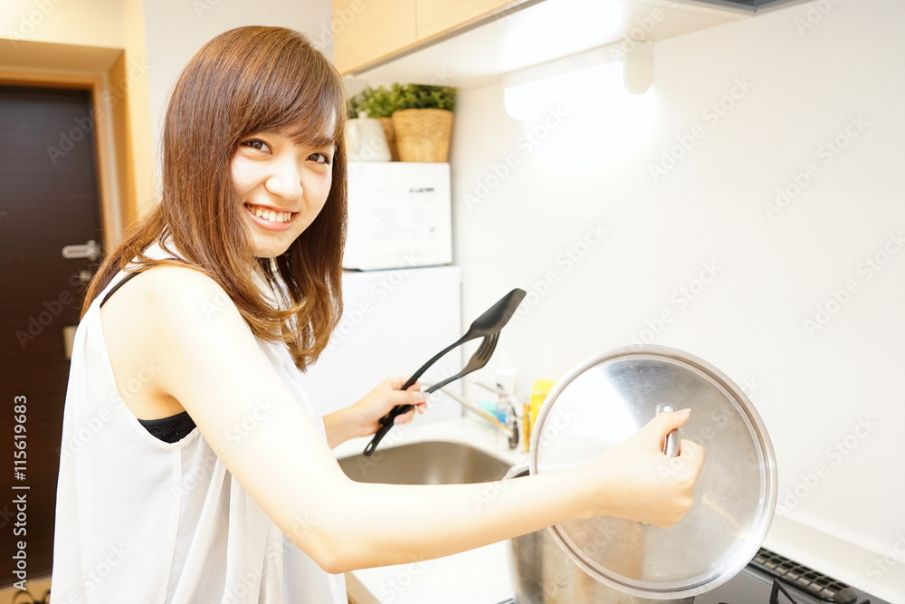 Young Japanese woman cooking foods in a kitchen キッチン 料理 若い 女性 一人暮らし シェアハウス 民泊